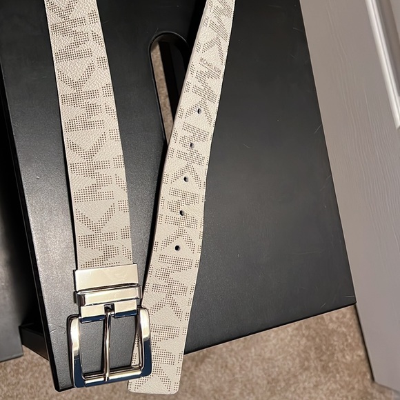 Reversible Michael Kors White Logo Belt - Picture 3 of 6